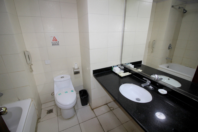 Bathroom 2, Gold Coast Hotel, Yantai