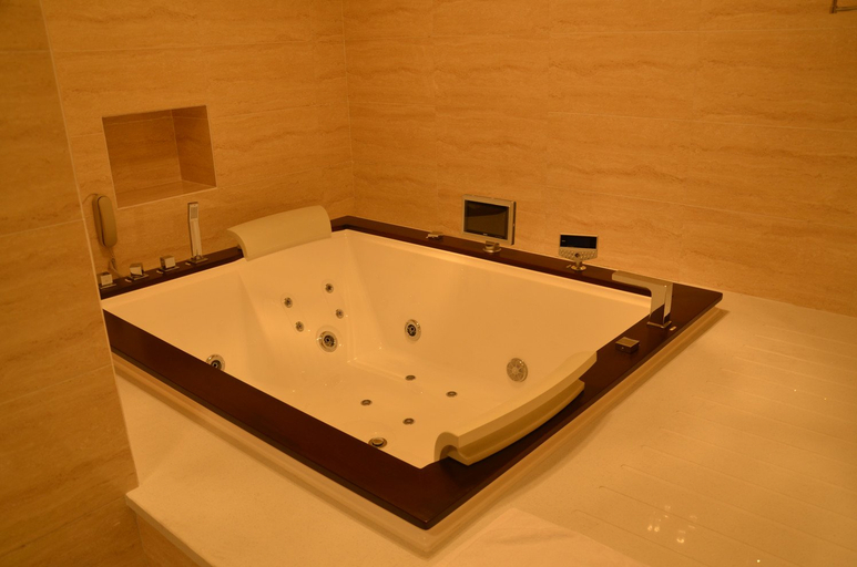 Bathroom, Jianxing Hotel, Hulunbuir