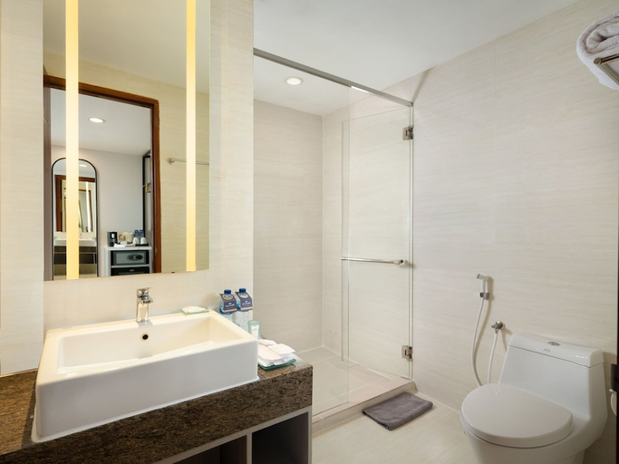Bathroom 5, Hotel Santika Premiere Gubeng Surabaya, Surabaya
