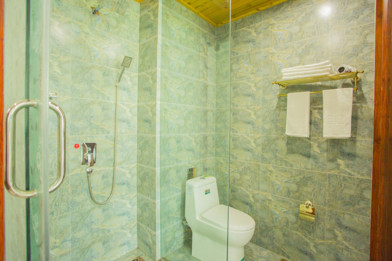 Bathroom, Lugu Manor Hotel, Lijiang