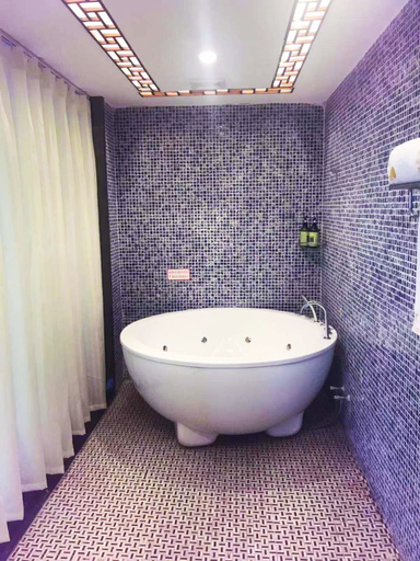 Bathroom, Jintai Theme Hotel, Bazhong
