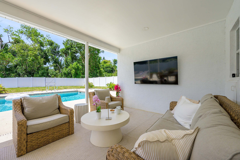 Room 3, Minutes to AMI Pool Game Room Sleeps 11, Manatee