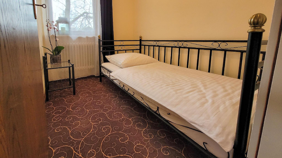 Bedroom 2, LuCA Hotel, Regen