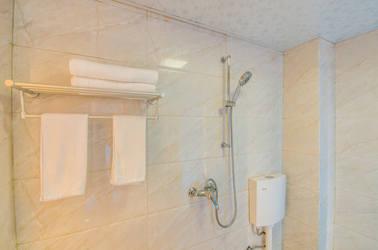 Bathroom, Jufenglou Hotel, Leshan