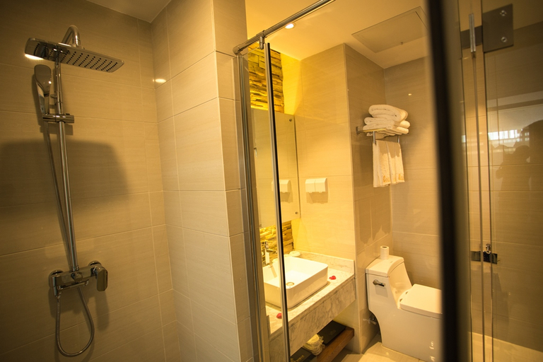 Bathroom, Yuangu Hotel, Chuxiong Yi