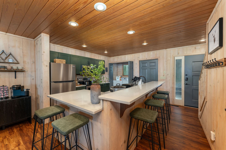 Room 5, Min to Hatley Pointe Views-hot Tub-sauna-games, Yancey