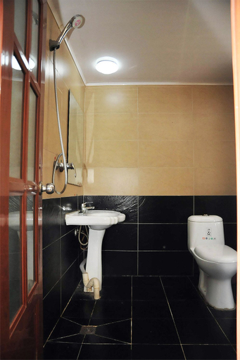 Bathroom, Shankee Hotel (Zibo Badaju RT-Mart), Zibo