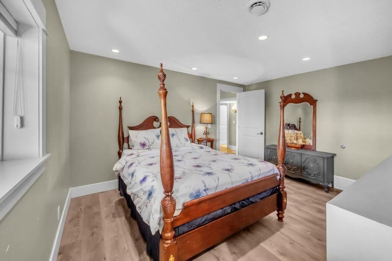 Room 4, Rocky View Bed & Breakfast, Division No. 6