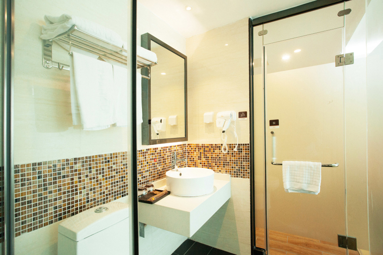 Bathroom, Heantang Select Hotel (Shenzhen Beibantian Metro Station), Shenzhen