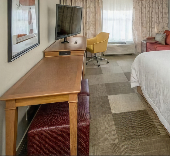 Bedroom 2, Hampton Inn Cranbury, Middlesex