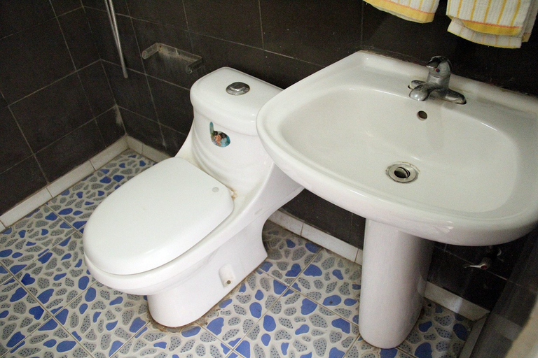 Bathroom 2, Kaifeng Yutong Hotel, Kaifeng