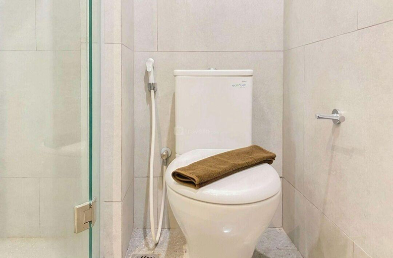 Bathroom, Menara Jakarta Condo JI EXPO by Blezz, Central Jakarta