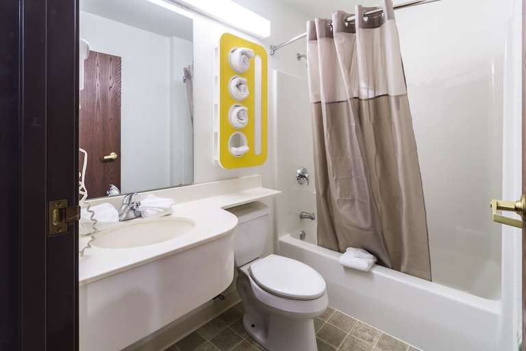 Bathroom 5, Motel 6 Huron, OH - Sandusky, Erie