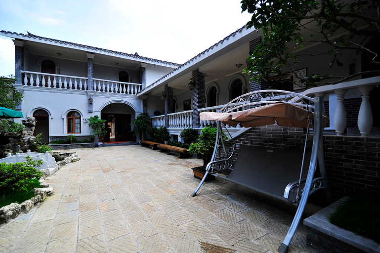 Exterior & Views
