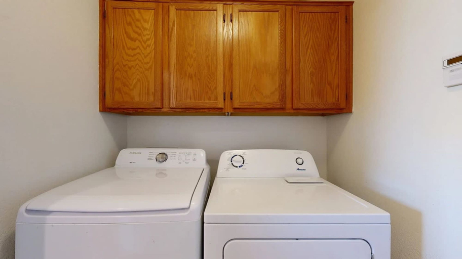 Room 2, Sleeps 10 Heated Pool Putt Putt Dogs Welcome, Maricopa