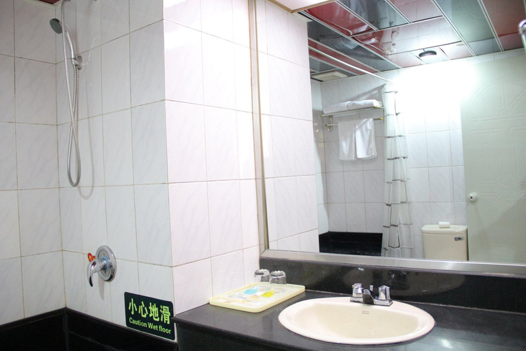 Bathroom 2, HanTing Hotel (Qingdao May Fourth Square Olympic Sailing Center), Qingdao
