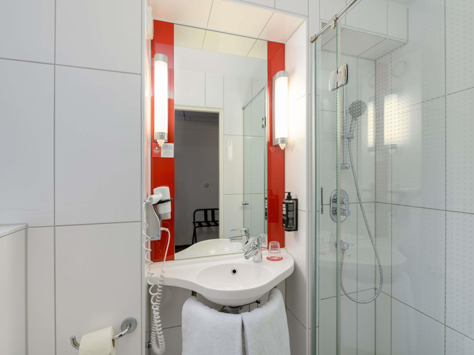 Bathroom 4, ibis Nürnberg Hauptbahnhof, Nürnberg