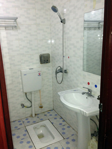 Bathroom 2, Zhongxinyuan Hotel, Enshi Tujia and Miao