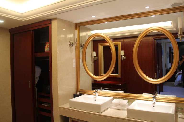 Bathroom 2, Petroleum Hotel, Yulin