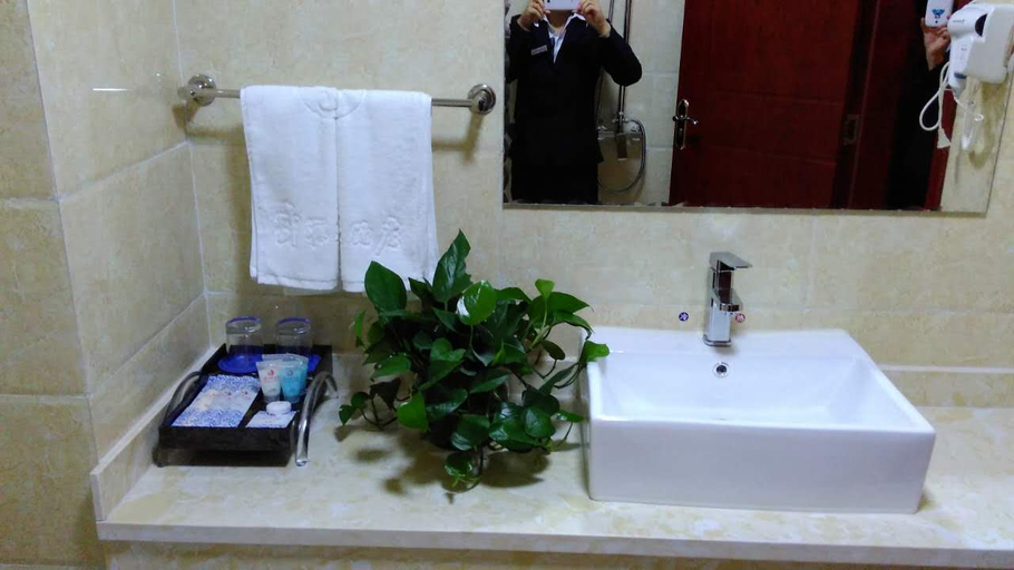 Bathroom, Ruijing Hotel, Jiayuguan