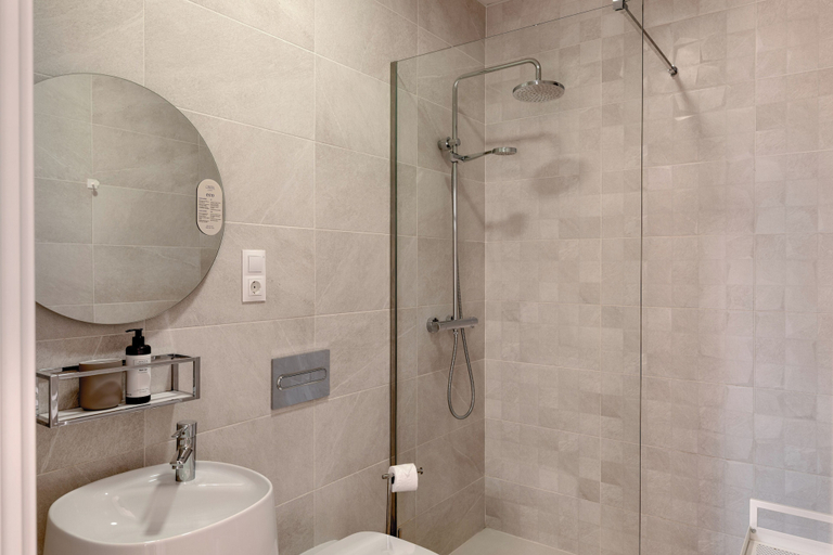 Bathroom 3, El Racimo Apartments, Málaga