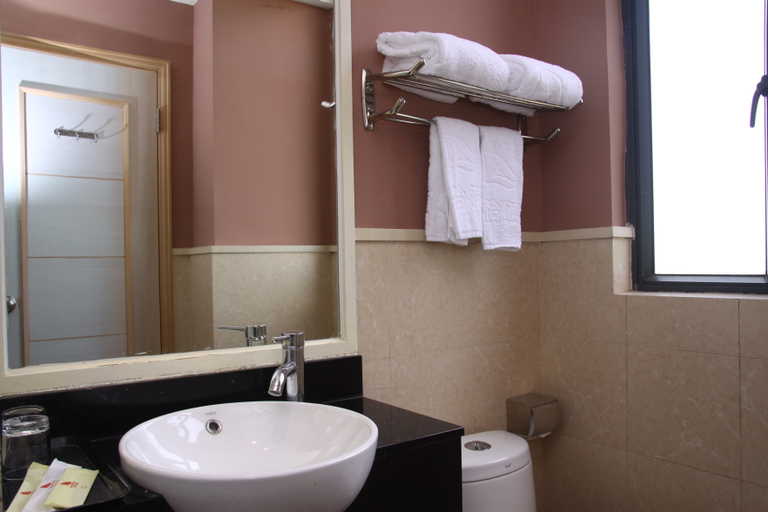 Bathroom 3, Cai Yi Business Hotel, Dongguan