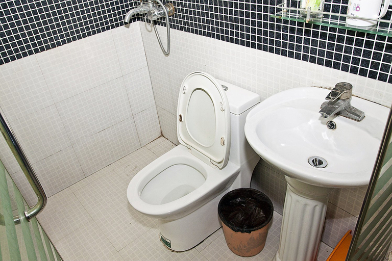 Bathroom 2, Cuiweiya Hotel (Shanghai Chifeng Road Subway Station), Shanghai