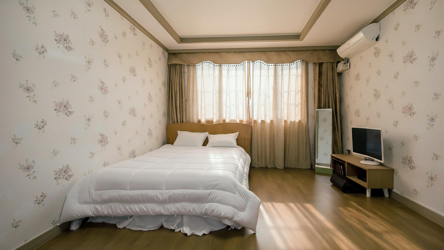 Bedroom 2, Samcheok Eoulim Pension, Samcheok
