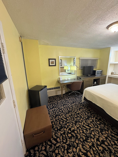 Room 5, Sandman Motel, Summers
