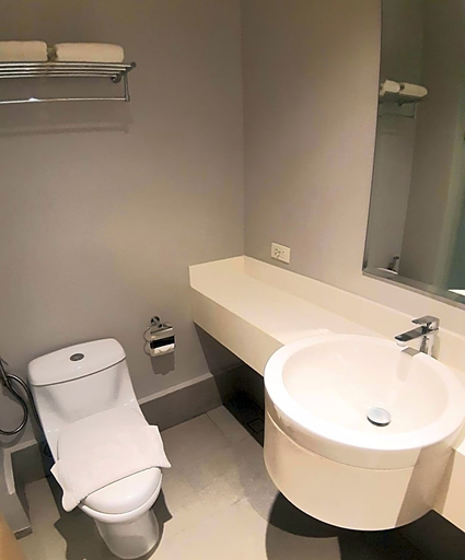 Bathroom 5, Go Hotels Plus Bacolod Newly Renovated, Bacolod City