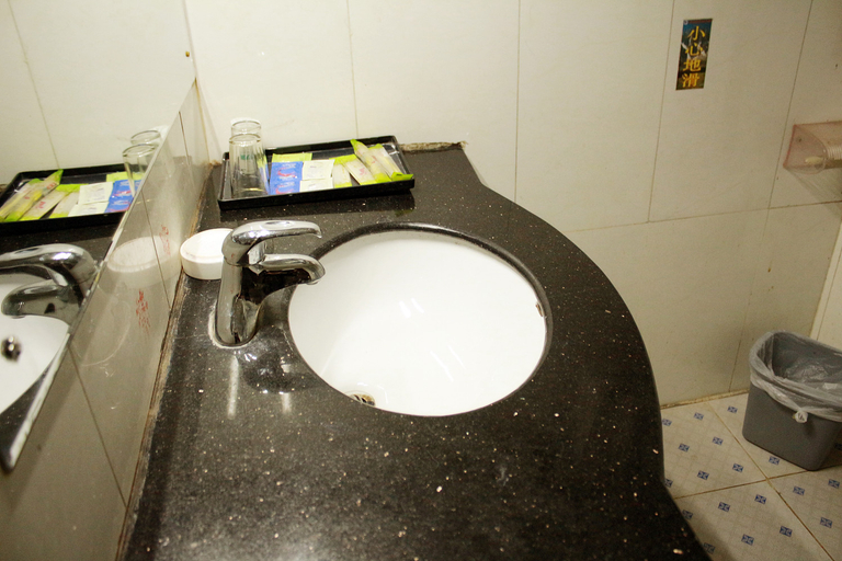 Bathroom 2, Lichun Hotel, Lijiang