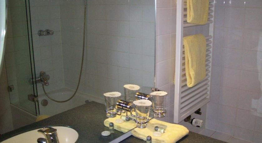 Bathroom 3, The Season, Karlsruhe