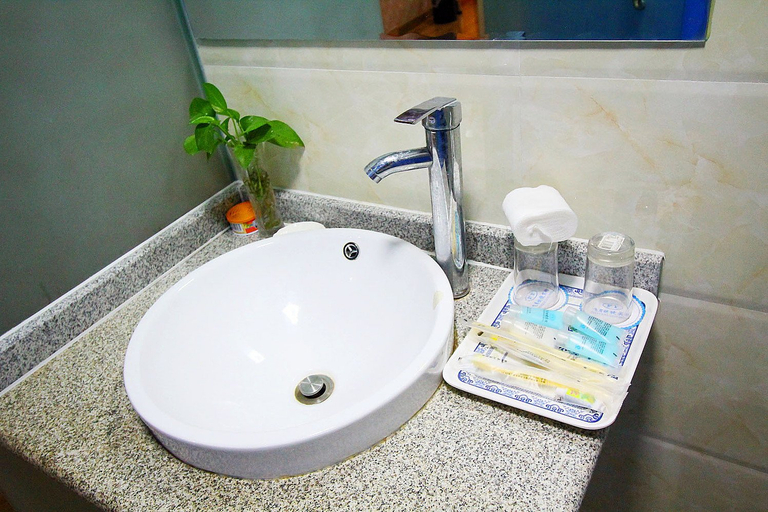 Bathroom 5, Feiyue Hostel, Changzhou