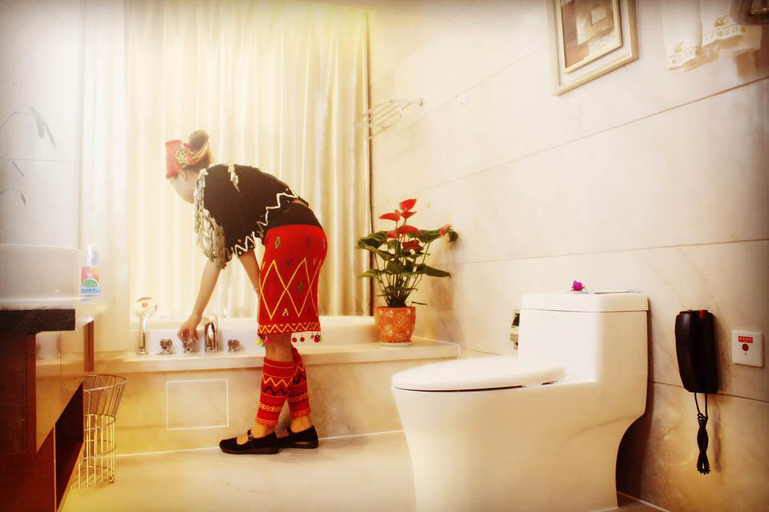 Bathroom, Huafeng Peacock Lake Hotel & Resort, Dehong Dai and Jingpo