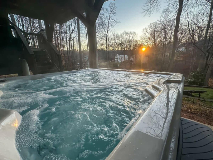 Room 4, Lakefront Villa Hot Tub Game Room Boat Lift, Iredell