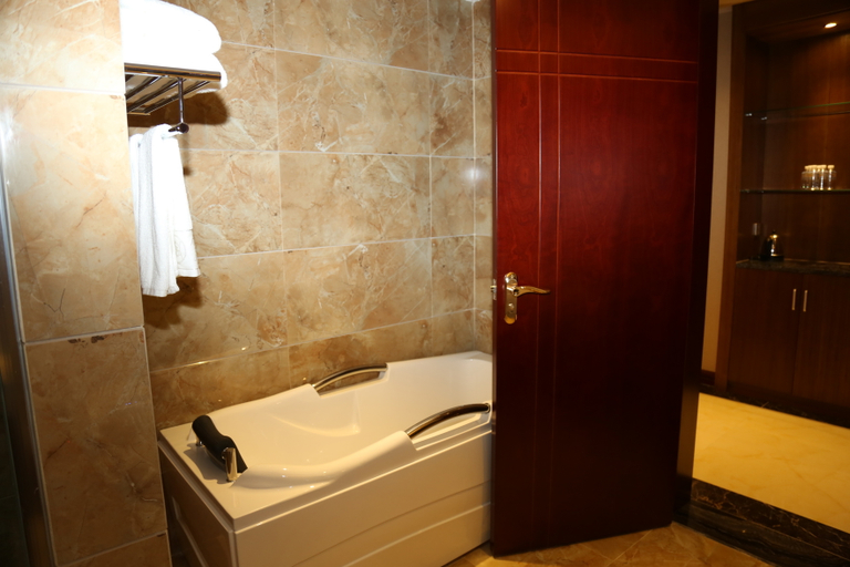 Bathroom, Huize Manhai Hotel, Qujing