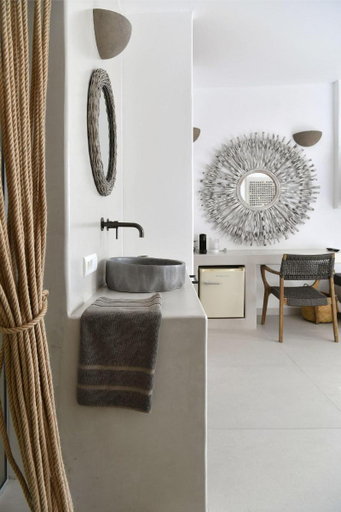 Bathroom 4, Mythic Paros, South Aegean