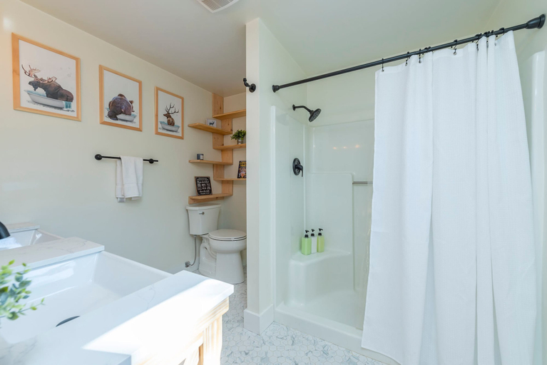Room 4, 5 Min to Hatley Pointe Apr s Ski Hottub Firepit, Madison
