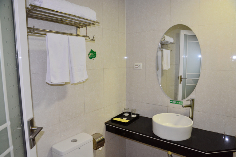 Bathroom 3, Crowne International Business Hotel, Shiyan