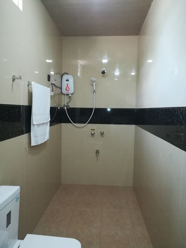 Bathroom 5, ティリニ ホテル アパートメント, Ratnapura