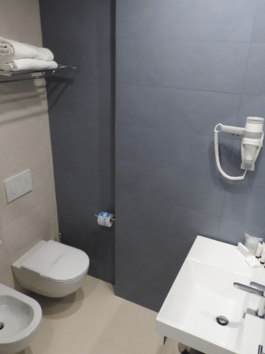 Bathroom 3, Hotel Carducci, Teramo