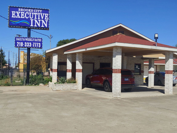 Exterior & Views 2, Brooks City Executive Inn, Bexar