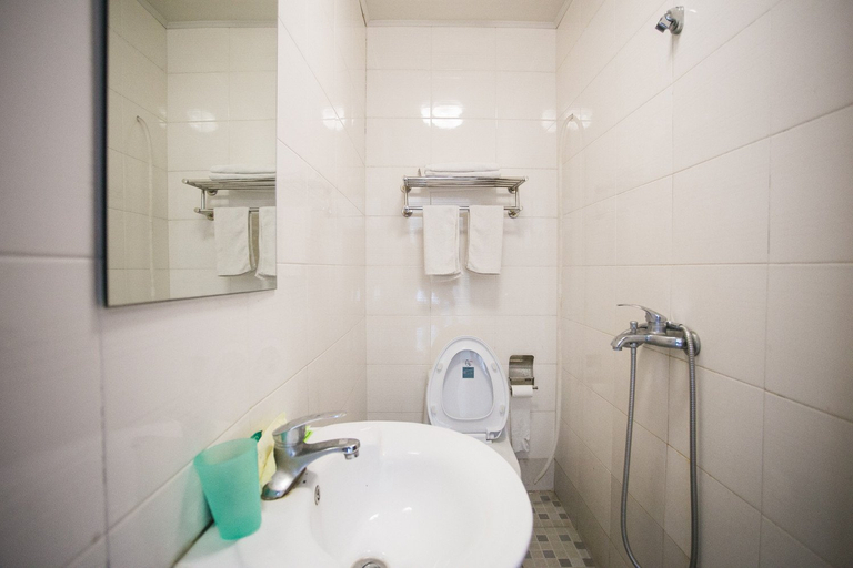 Bathroom 2, Xinjia Hotel, Suzhou