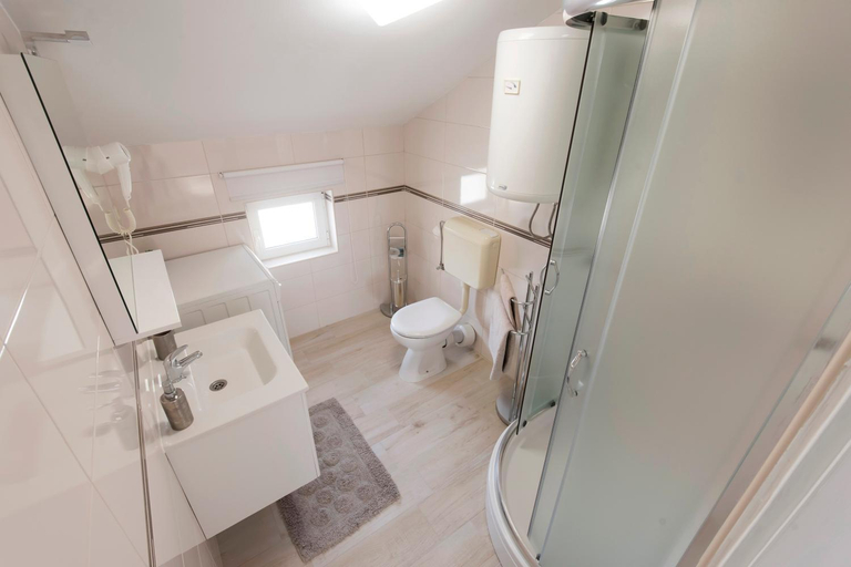 Bathroom 3, Batur Pool Apartments, Zadar