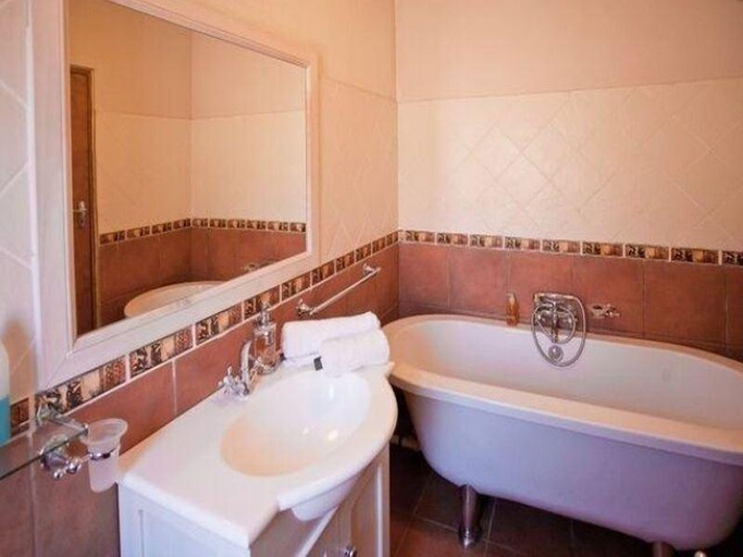 Bathroom 2, Red Stone Hills, Eden
