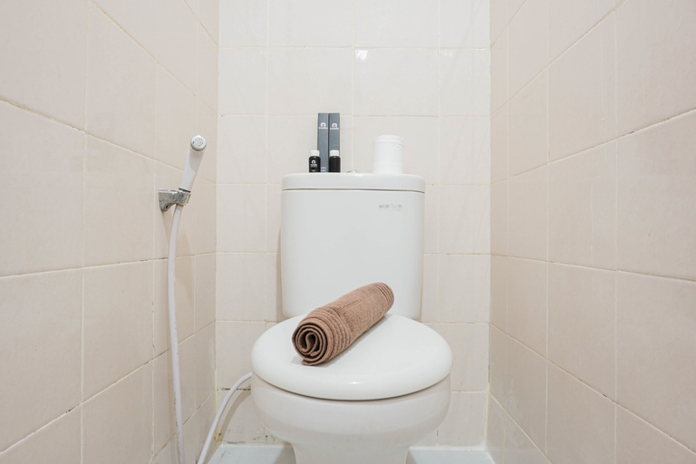 Bathroom, Cozy and Simply Studio Titanium Square Apartment, East Jakarta