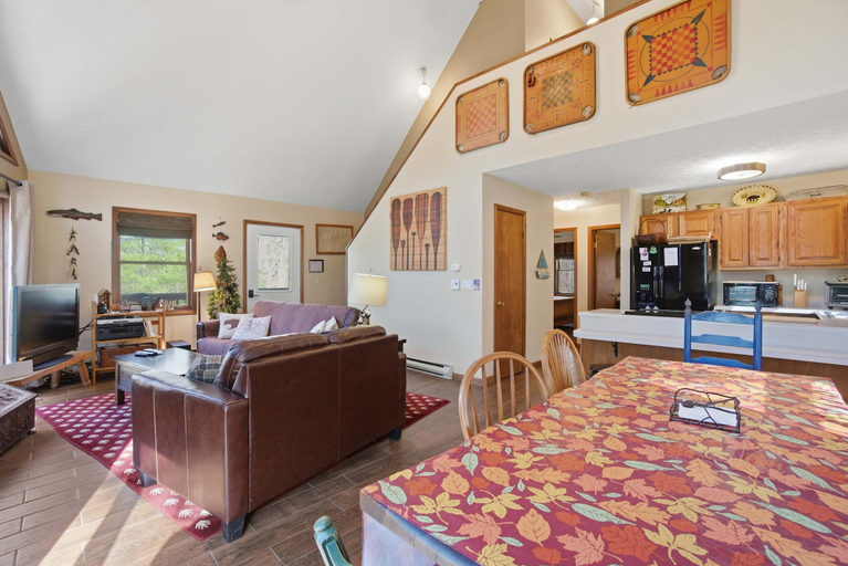 Room 3, Family-friendly Home w Hot Tub Fire Pit Games, Garrett