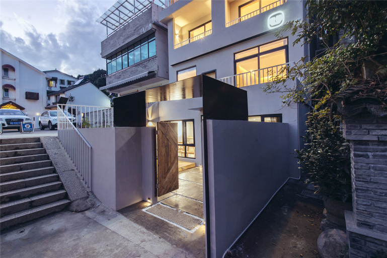 Exterior & Views