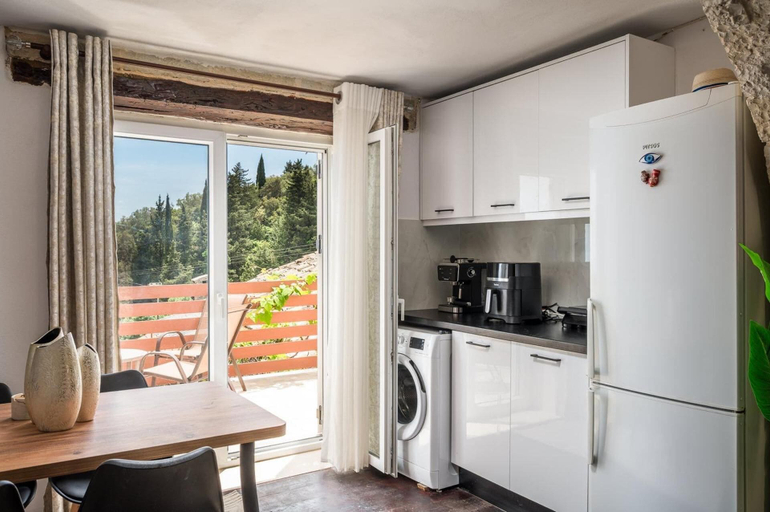 Private kitchen 2, Art House Seaview & Jacuzzi Spartylas Sleeps 4, Ionian Islands