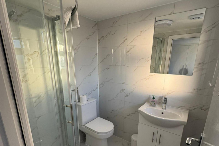 Bathroom, Near Heathrow - Studio - Wifi - Parking - Sleeps 3, London